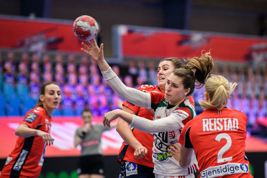 Rita Lakatos of Hungary and Emilie Hegh Arntzen of Norway