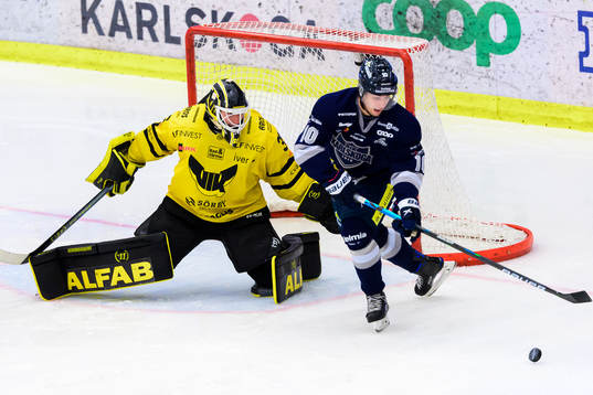 Västerås målvakt Emil Kruse och Karlskogas David Lilja