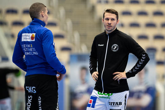 Varbergs Johan Szybanow samtalar med Alingsås målvakt