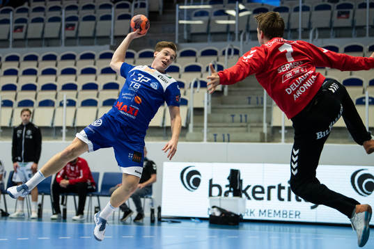Alingsås Daniel Blomgren och Varbergs målvakt Carl Aronius