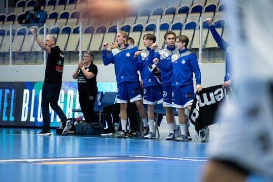 Alingsås spelare på bänken jublar