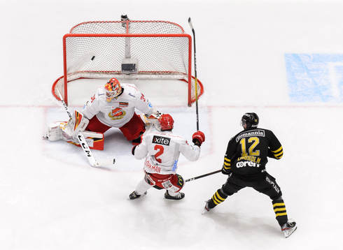 s Max Lindholm gör 5-0 bakom Almtunas målvakt Erik Hanses