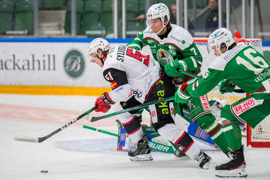 Malmö Redhawks Emil Sylvegård oroar mot Rögles Erlend