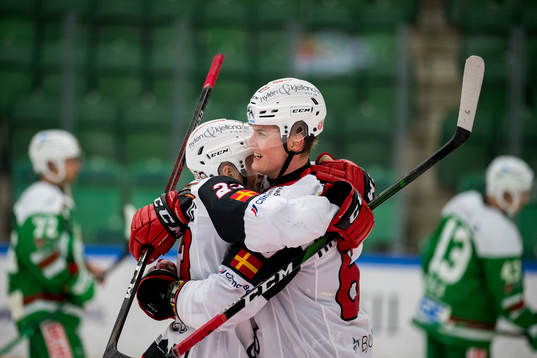Malmö Redhawks Fredrik Händemark jublar med Christoffer