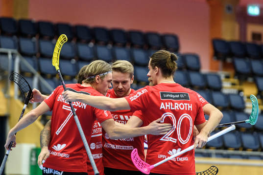 Storvreta Filip Stenmark jublar med lagkamrater