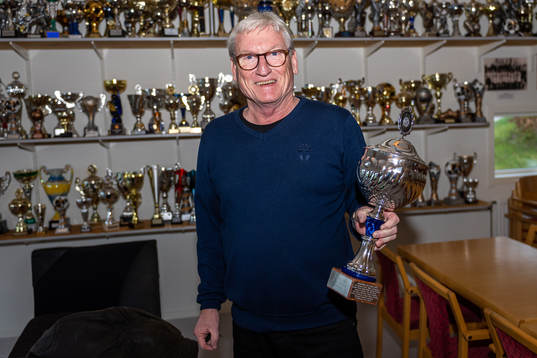 Lunds BKs avgående klubbchef Bosse Cronqvist med en pokal