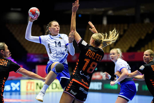 Polina Vedekhina of Russia against Kelly Dulfer of