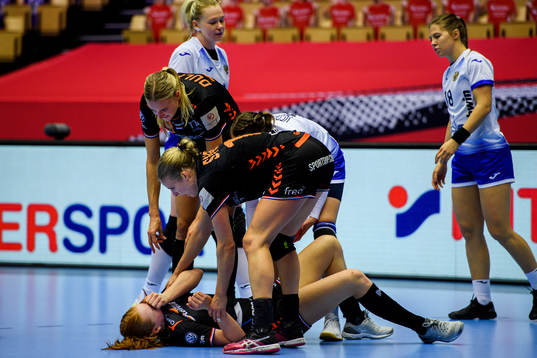 Dione Housheer of Netherlands  in pain
