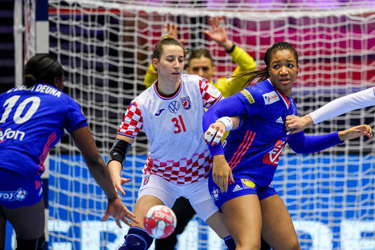 Ana Debelic of Croatia and Pauletta Foppa of France