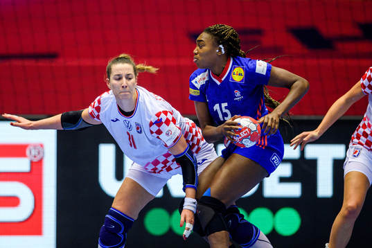 Ana Debelic of Croatia and Kalidiatou Niakate of France