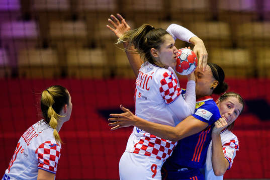 Camila Micijevic of Croatia against Beatrice Edwige of