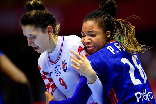 Camila Micijevic of Croatia and Pauletta Foppa of France