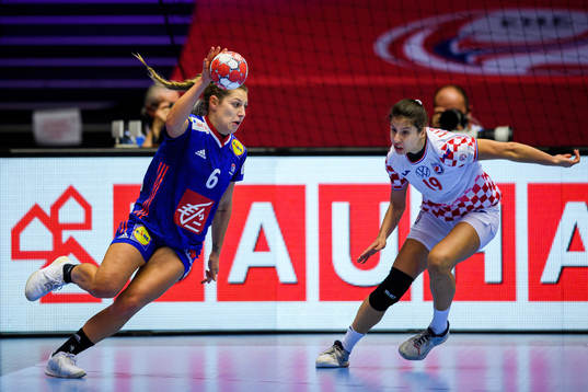 Chloe Valentini of France and Tena Japundza of Croatia