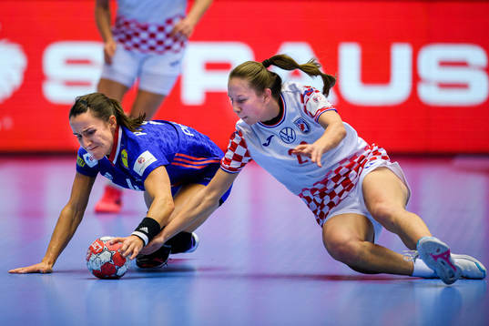 Pauline Coatanea of France and Andrea Simara of Croatia
