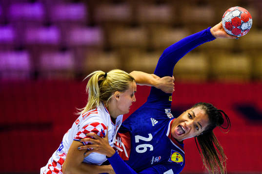 Dora Krsnik of Croatia against Pauletta Foppa of France