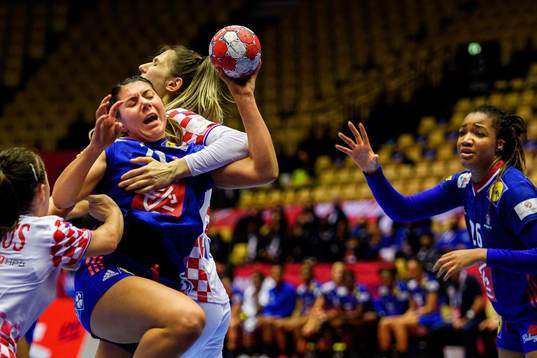 Laura Flippes of France against Larissa Kalaus and Camila