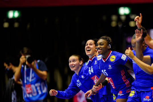 Alexandra Lacrabere and Kalidiatou Niakate of France