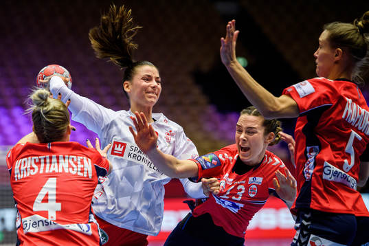 Mie Enggrob Højlund of Denmark and Kari Brattset Dale of