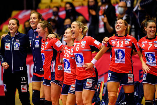 Players of Norway celebrate