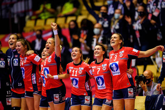 Players of Norway celebrate