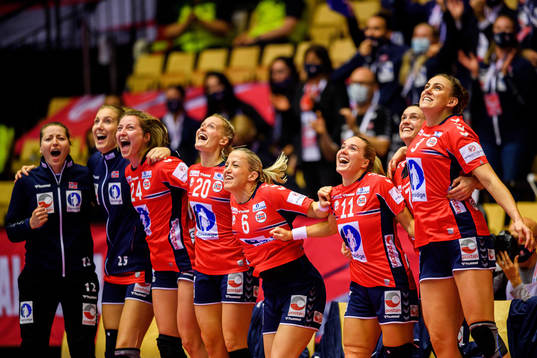 Players of Norway celebrate