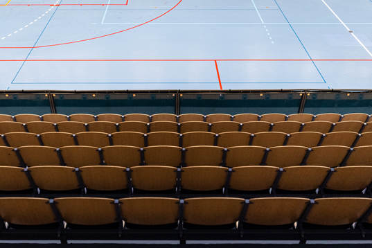 Interiör vy över läktaren och sittplatserna i Idrottens