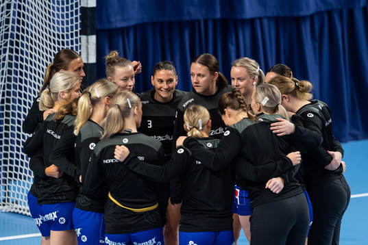 Hallbys spelare samlas