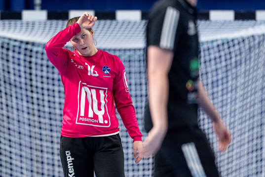 Hallbys målvakt Hanna Persson deppar