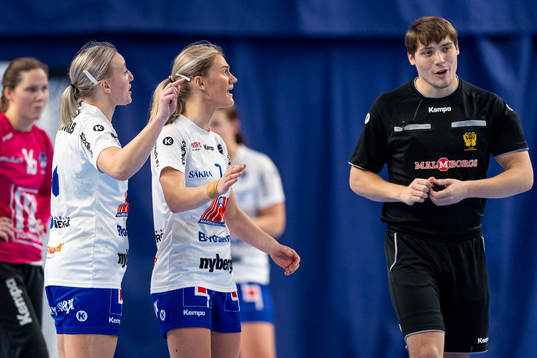 Hallbys Elin Johansson och Emma Wahlström i samtal med