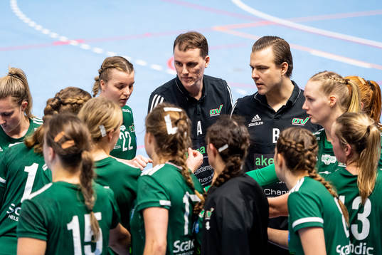 Helsingborgs spelare och tränare i en timeout