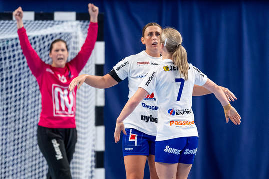 Hallbys målvakt Hanna Persson, Rebecca Hofsten och Emma
