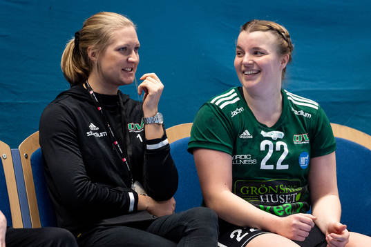 Helsingborgs målvakt Christine Brorsson sitter på bänken