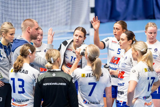 Hallbys spelare och ledare i en timeout