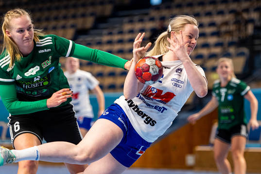 Hallbys Emma Käll mot Helsingborgs Alexandra Larsson