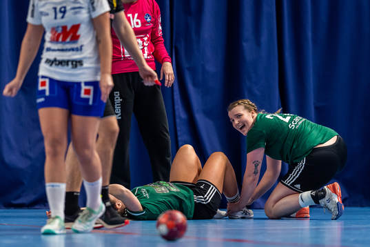 Helsingborgs Anna Wibring har ont i foten och får hjälp