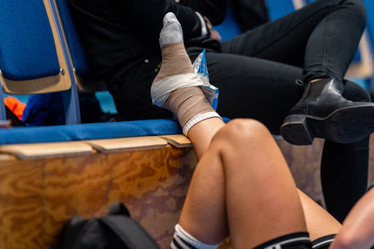 Helsingborgs Anna Wibring har ont i foten och har fått