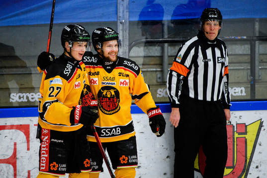 Luleås Nils Lundkvist och Einar Emanuelsson jublar