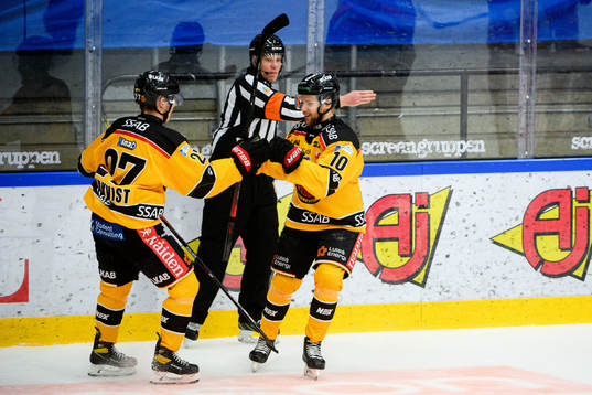 Luleås Nils Lundkvist och Einar Emanuelsson jublar