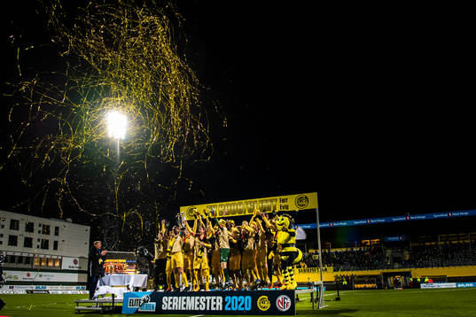 Players of Bodø/Glimr celebrates with the trophy