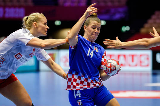 Laura Damgaard Lund of Denmark and Larissa Kalaus of Croatia