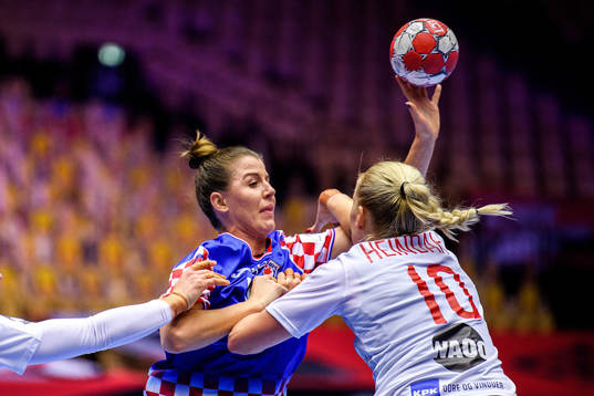 Larissa Kalaus of Croatia and Kathrine Heindahl of Denmark