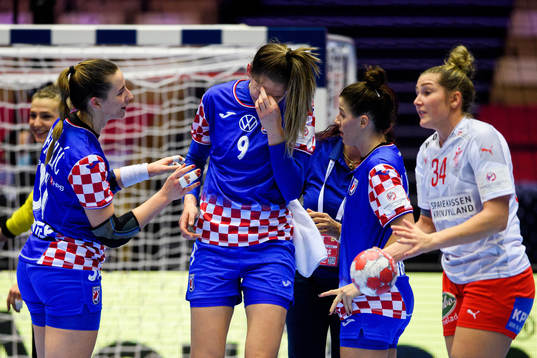 Camila Micijevic of Croatia in pain