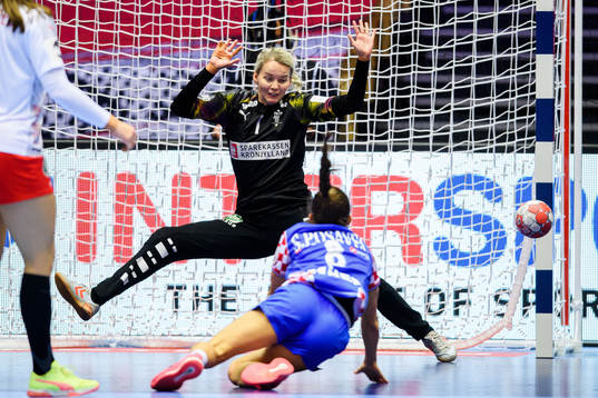 Stela Posavec of Croatia and goalkeeper Sandra Toft of