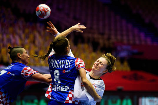 Anne Mette Hansen of Denmark and Stela Posavec of Croatia