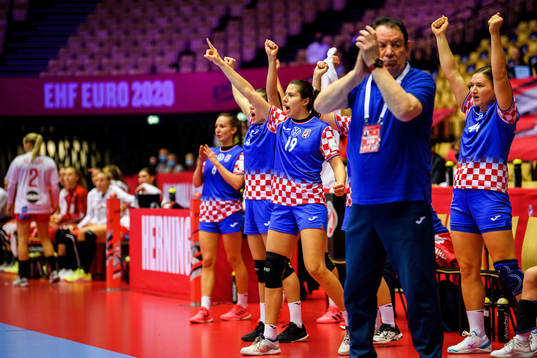 Tena Japundza of Croatia celebrates