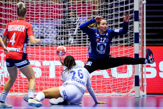 Pauletta Foppa of France against goalkeeper Silje