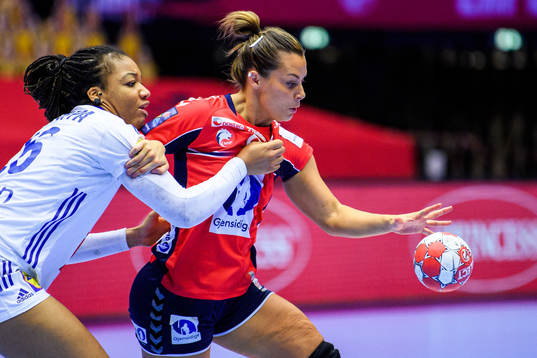Pauletta Foppa of France and Nora Mørk of Norway