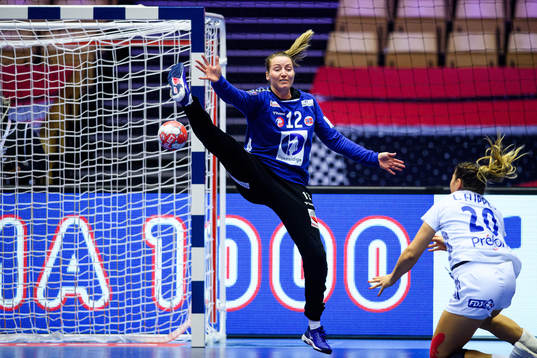 Laura Flippes of France against goalkeeper Silje Margaretha