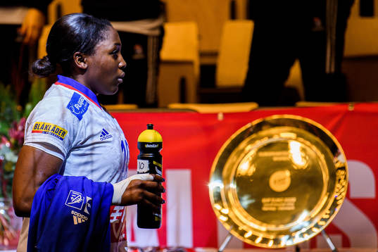 Grace Zaadi Deuna of France and the the winner’s trophy