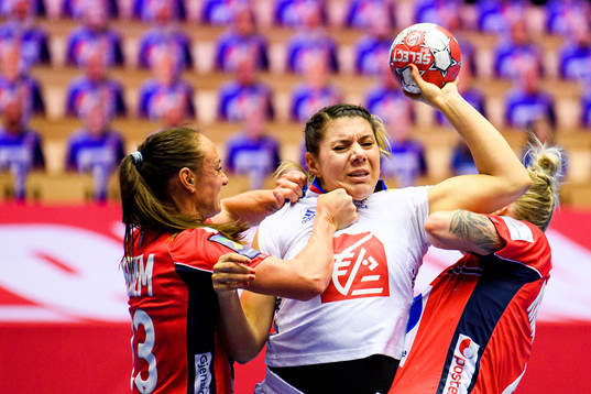 Laura Flippes of France against Camilla Herrem and Veronica